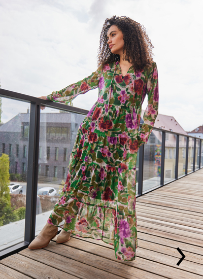 Outfit mit geblümtem Maxikleid und Cowboy-Boots