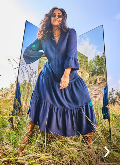 Outfit mit blauem Volant-Kleid