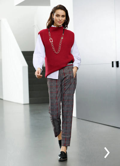 Outfit mit rotem Pullunder, weißer Bluse und karierter Hose