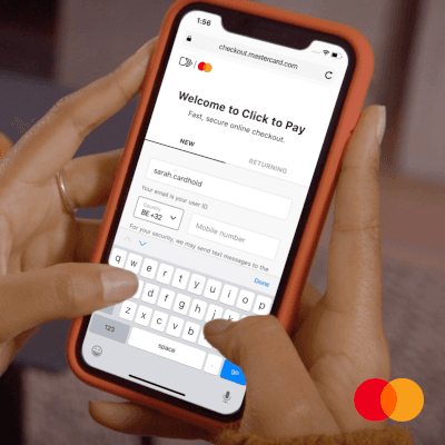 Welcome to Click to Pay – Person hält Smartphone und tippt Zahlungsinformationen ein, Mastercard-Logo unten rechts