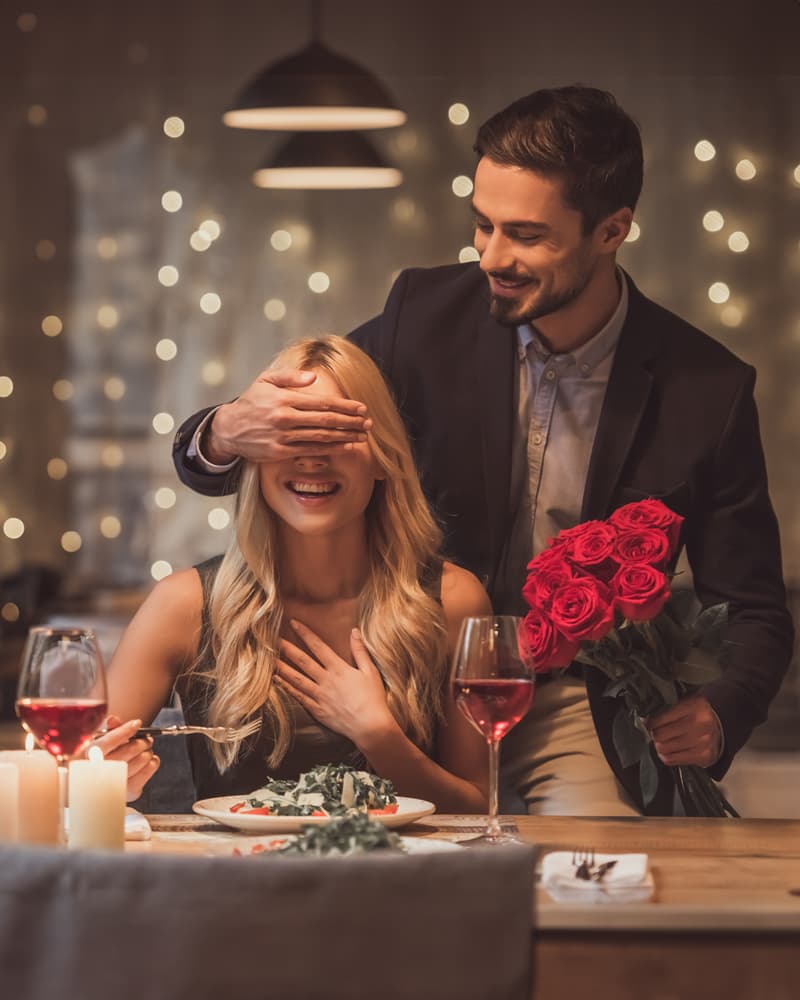 Ein Paar beim romantischen Candlelight Dinner