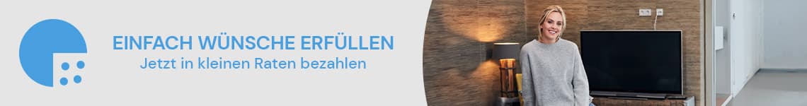 EINFACH WÜNSCHE ERFÜLLEN – Jetzt in kleinen Raten bezahlen. Person steht neben einem Fernseher in einem modern eingerichteten Raum.