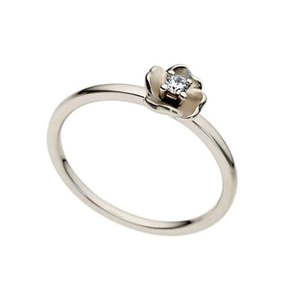 Schlichter Ring mit Blütenmotiv und kleinem Diamanten in der Mitte.