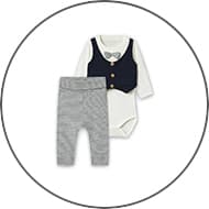 Baby-Outfit mit weißem Langarmbody und grauer Hose. Body mit schwarzer Weste und Fliege bedruckt.