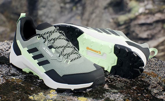 Zwei Wanderschuhe von Adidas Terrex auf einem Felsen im Freien.