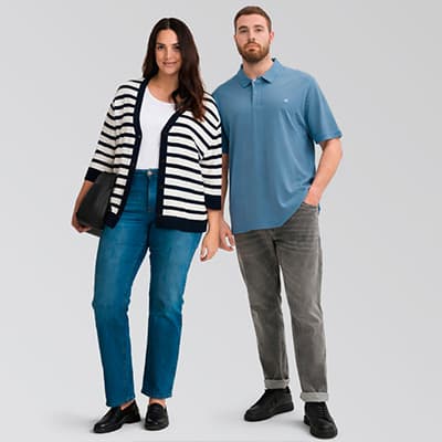 Zwei Personen in Freizeitkleidung, Frau in gestreiftem Cardigan und Jeans, Mann in blauem Polohemd und grauer Hose.