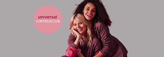 universal Vorteilsclub – zwei Frauen in rosa und lila Kleidung lächeln, eine umarmt die andere von hinten