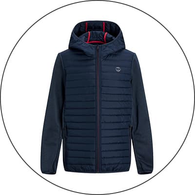 Dunkelblaue Kinderjacke mit Kapuze und Steppfront, gerade ausgebreitet vor hellem Hintergrund dargestellt