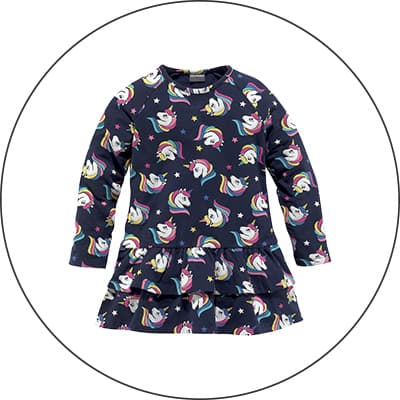 Dunkles Kinderkleid mit langen Ärmeln und buntem Einhorn- und Regenbogenmuster auf dem gesamten Stoff
