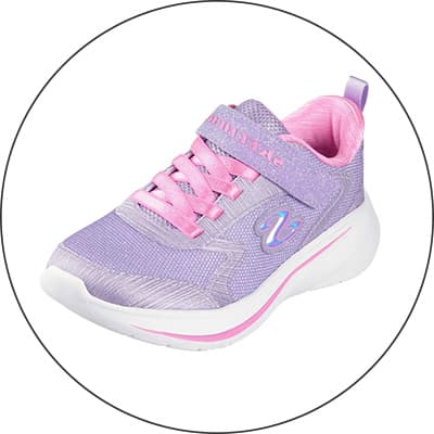 Lilafarbener Kinder-Sneaker mit pinken Schnürsenkeln und Klettverschluss, seitlichem Logo und weißer Sohle