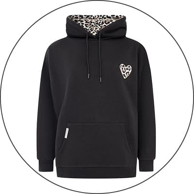 Schwarzer Kapuzenpullover mit Kängurutasche, Leopardenmuster in Kapuze und kleinem Leoparden-Herz auf der Brust