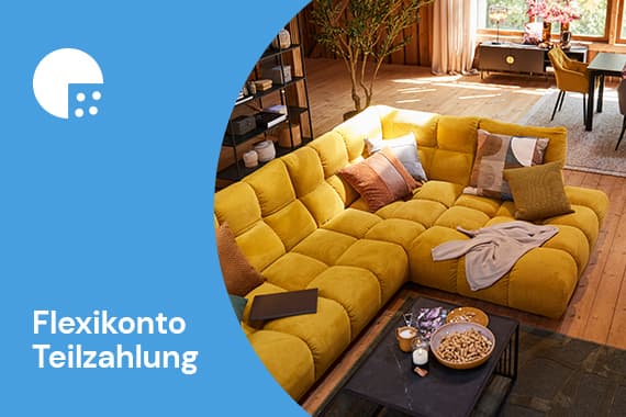 Flexikonto Teilzahlung – gelbes Ecksofa mit Kissen in gemütlichem Wohnzimmer neben Couchtisch mit Snacks