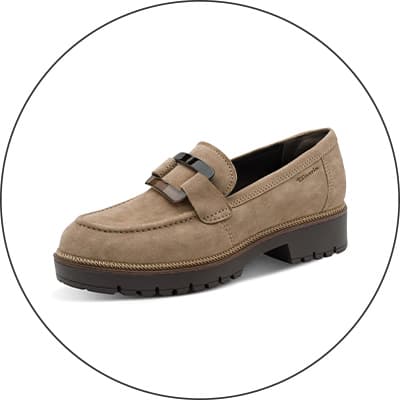 Beiger Loafer mit breitem Riemen und dunkler Sohle, seitlich vor weißem Hintergrund dargestellt