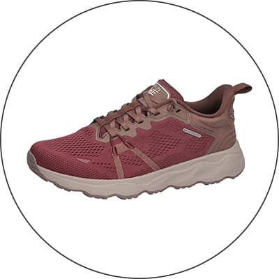 Rosafarbener Sneaker in Seitenansicht mit heller Sohle und Schnürung vor weißem Hintergrund