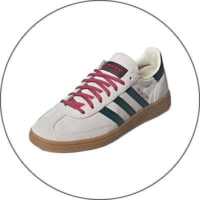 Sportschuh mit seitlichen Streifen und farblich abgesetzter Sohle, schräg von vorn gezeigt