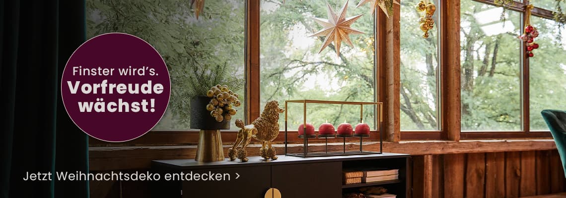 Finster wird’s. Vorfreude wächst! – weihnachtlich geschmücktes Wohnzimmer mit Kerzen, Sternen und Deko am Fenster