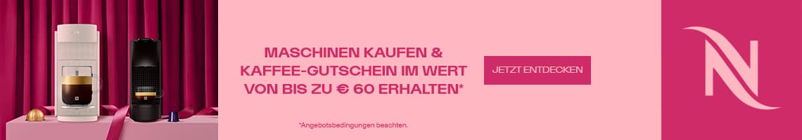 Maschinen kaufen & Kaffee-Gutschein bis 60 € – zwei Kapselkaffeemaschinen vor pinkem Vorhang, rechts Nespresso-Logo