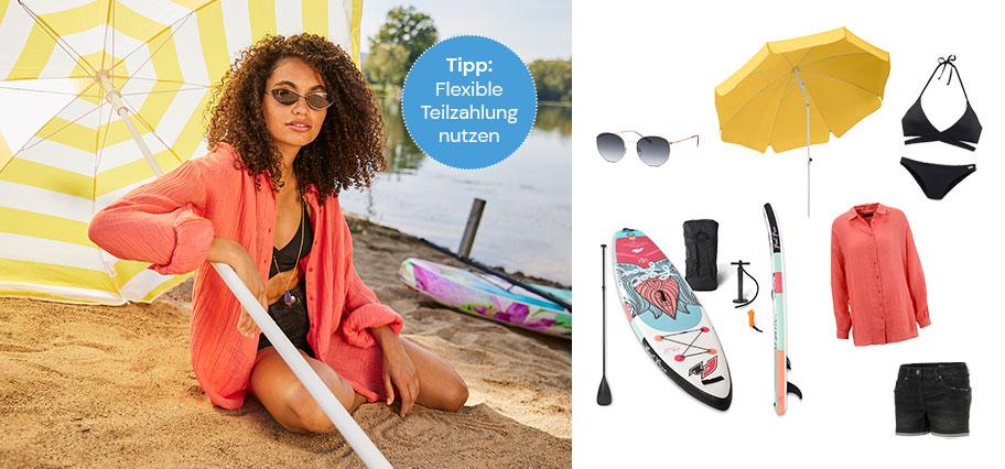 Strandzubehör mit Paddleboard, Sonnenschirm, Sonnenbrille, Strandbluse, Bikini. Eine Frau entspannt am Seeufer. Hinweis auf flexible Teilzahlung oben rechts.