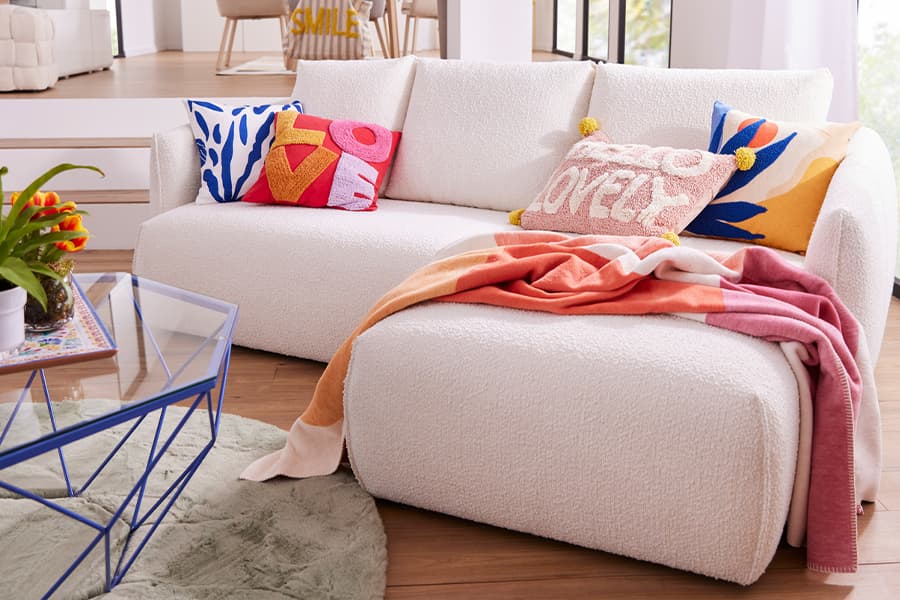 Sofa mit bunten Kissen