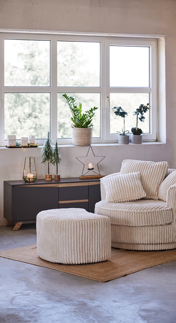 Gemütlicher Sessel vor Weihnachtsdeko