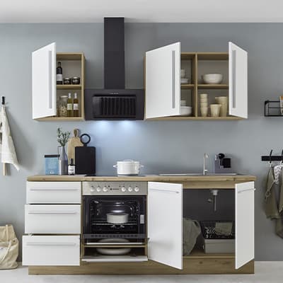 Küchenzeile mit E-Geräten