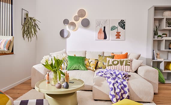 helles Wohnzimmer mit bunten Wohntextilien