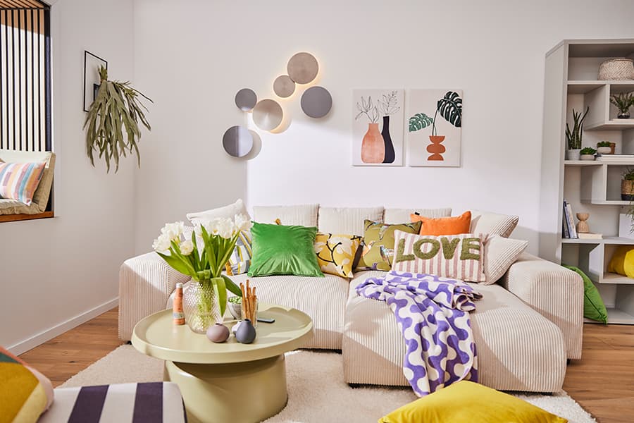 Wohnzimmer mit bunten Heimtextilien