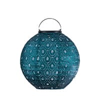 Runde, dunkeltürkise Laterne mit filigranem Muster und Griff oben.
