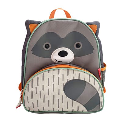 Kinderrucksack in Form eines Waschbärgesichts mit Ohren, Augen und Nase, vorderer Tasche mit Waschbärschwanz-Motiv.