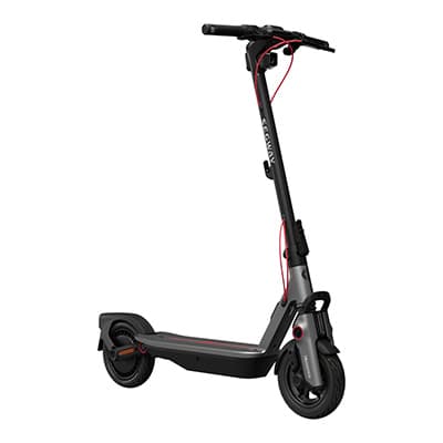 Schwarzer Elektroroller mit rotem Kabel, Seitenansicht, zeigt Lenker, Räder und Trittfläche.