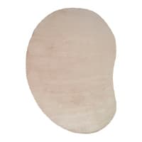 Beigefarbener Teppich in unregelmäßiger Nierenform, leicht flauschig und ohne Muster