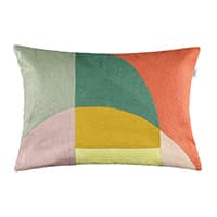 Kissen mit geometrischen Formen in Grün, Orange, Gelb, Rosa und Beige auf weißem Hintergrund