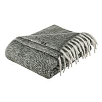 Grau melierte Decke mit weißen Fransen, gefaltet und auf einem weißen Hintergrund liegend