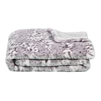 Gefaltete grau-weiße Decke mit Leopardenmuster und weißer Rückseite