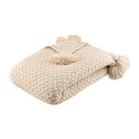 Beige gestrickte Decke mit Quasten, gefaltet und auf einem weißen Hintergrund liegend