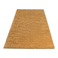 Rechteckiger, brauner Teppich mit flauschiger Textur, liegt flach auf weißem Hintergrund.