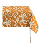 Orangefarbene Tischdecke mit weißem und gelbem Blütenmuster auf einem Tisch drapiert