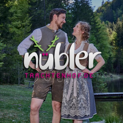 nübler Trachtenmode – Mann in Tracht mit Weste und Lederhose, Frau im traditionellen Kleid in Waldlandschaft