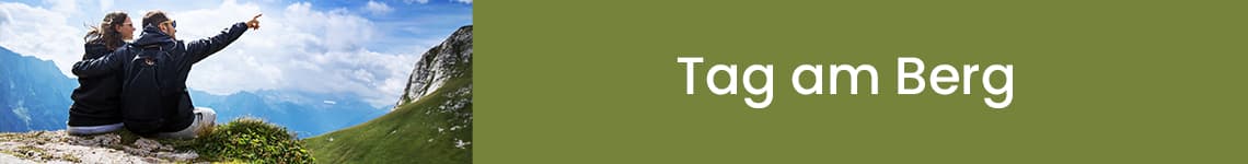 Tag am Berg – Zwei Personen sitzen auf einem Berg und schauen in die Ferne, eine zeigt mit dem Finger auf die Landschaft.