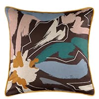 Quadratisches Kissen mit abstraktem Muster in Braun, Blau, Grün und Rosa auf weißem Hintergrund