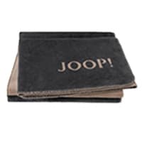 JOOP! – Schwarze Wohndecke mit großem JOOP!-Schriftzug, gefaltet auf hellem Hintergrund