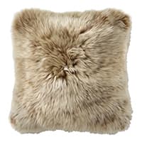 Quadratisches Kissen mit langem, flauschigem Fell in verschiedenen Brauntönen