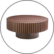 Runder brauner Couchtisch mit geriffeltem Rand und breitem zylindrischen Sockel.