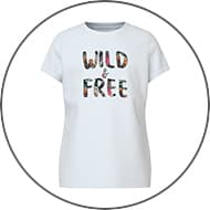 WILD & FREE – Weißes T-Shirt mit buntem Schriftzug WILD & FREE auf der Vorderseite, kreisförmig eingerahmt