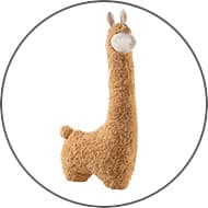 Plüschlama in hellbraun mit weißem Gesicht, steht aufrecht und zeigt seine langen Beine und Ohren.