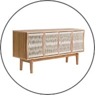 Holz-Sideboard mit vier Türen, die eine strukturierte Oberfläche haben. Rechteckig, auf vier Beinen stehend.