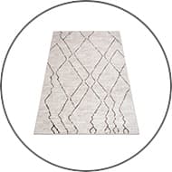 Beiger Teppich mit braunen, unregelmäßigen Linienmuster auf weißem Hintergrund