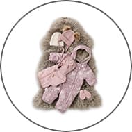 Baby-Winterset in Rosa – Overall, Jacke, Handschuhe, Mütze und Schühchen auf grauem Kunstfell
