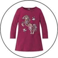 Lila Kinderkleid mit langen Ärmeln und einem glitzernden Pferdemotiv sowie Sternen darauf