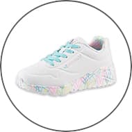 Weißer Kindersneaker mit hellblauen Schnürsenkeln und bunter Sohle mit farbigen Linienmuster
